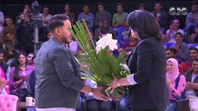 هدية مفاجئة من كريم عفيفي لمنى الشاذلي والمذيعة: والله فرحتني (فيديو)