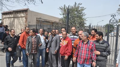 بالفيديو والصور..اعتصام عمال «فستيا للملابس» احتجاجا على غلق الشركة