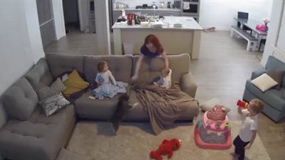 بالفيديو.. رد فعل غريب لأم حاول ابنها سكب اللبن على ملابسها