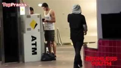 بالفيديو.. مقلب حول رد فعل المارة على عملية سرقة يتحول لمعركة دموية