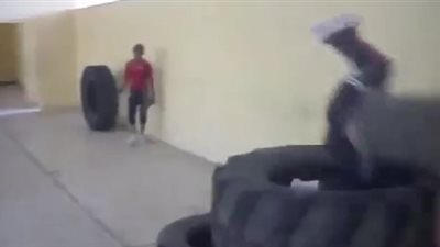 بالفيديو.. سقوط مروع لشاب حاول استعراض مهاراته في القفز