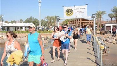 الإنجليز يعودون إلى شرم الشيخ بعد غياب 4 سنوات.. 3 دوافع وراء قرار رفع الحظر.. وتفاؤل بعودة الطيران الروسي.. عبد اللطيف: رسالة قوية للعالم.. وغرفة الشركات: تأثير القرار يظهر الصيف المقبل