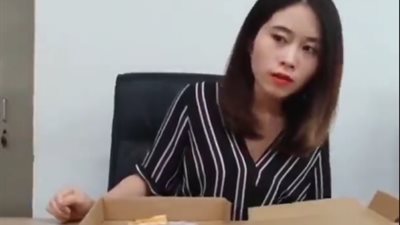 رد فعل فتاة رأت صديقها يتناول بيتزا في العمل (فيديو)