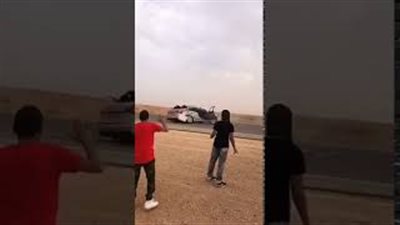 رد فعل صادم لشاب متهور تسبب في إصابة صديقه بحادث مروع (فيديو)