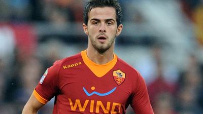 روما يتقدم بهدف على نابولي في الشوط الأول من القمة الإيطالية