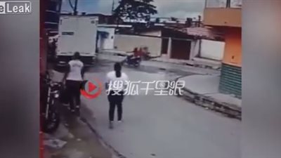 رجل شجاع يلقن لصين درسا قاسيا (فيديو)