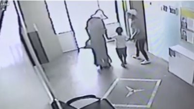 لحظة محاولة معلمة خطف طفل من داخل الحضانة (فيديو)