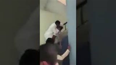 تصرف معلم مع طالب من ذوي الاحتياجات يشعل مواقع التواصل (فيديو)