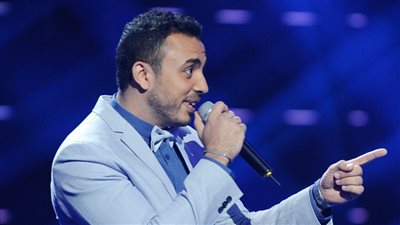 أغنية وطنية تؤهل المصري عماد كمال إلى المرحلة الثانية من 