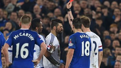 لاعب «إيفرتون» يبرئ مهاجم تشيلسي من تهمة «العض»