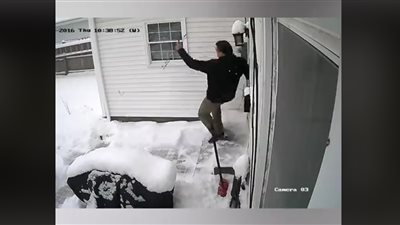 سقطات مروعة لأشخاص أثناء نزول الدرج (فيديو)