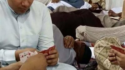 معتمرون مصريون يلعبون «الكوتشينة» بالحرم المكي