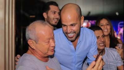 ساويرس ويسرا يحتفلان مع أبو بأغنيته الجديدة 