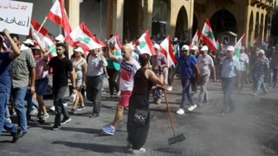 عناصر من حزب الله تطارد المتظاهرين اللبنانيين بـ