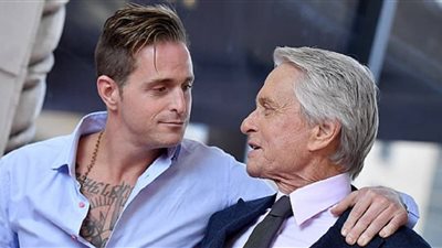 نجل مايكل دوجلاس: والدي علمني إدمان المخدرات