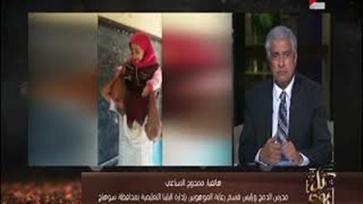 مدرس يحمل تلميذة معاقة على كتفه داخل الفصل في سوهاج (فيديو)