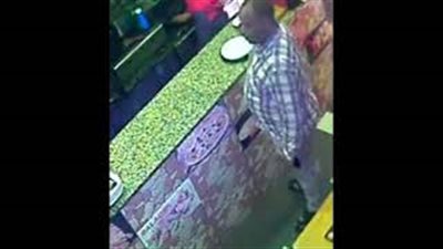 لحظة سرقة لص ماكر لمطعم (فيديو)