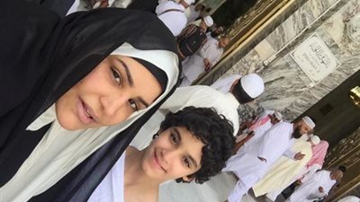 «أحلام» تؤدى مناسك العمرة مع نجلها «فاهد»