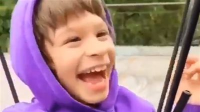 صبي مصاب بشلل دماغي يحقق حلمه بركوب لوح التزحلق (فيديو وصور)