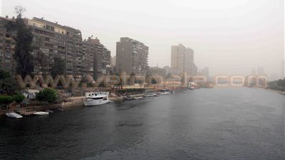 بالصور.. اضطراب الحركة المرورية بسبب العاصفة الترابية في القاهرة