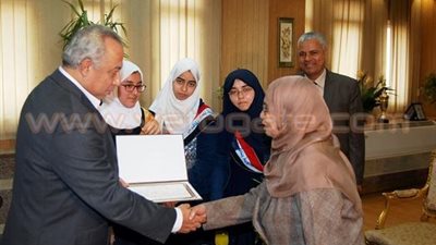 بالصور.. محافظ الشرقية يكرم 4 طالبات متفوقات في مدرسة بفاقوس