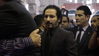 بالفيديو.. أحمد حلمي ينفعل على مُعجب في عزاء عمر الشريف بسبب السيلفي