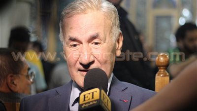 بالصور .. عزت أبو عوف وهشام جنينة ورنا سماحة يصلون عزاء عمر الشريف