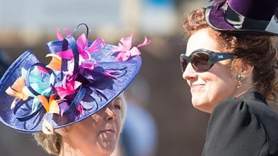 نساء اسكتلندا يتألقن بالملابس الجريئة في سباق للخيل (صور)