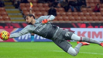 نقل حارس ميلان إلى المستشفي بعد إصابته في لقاء 