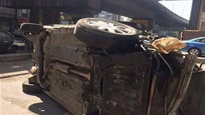 مصرع طالب وإصابة آخرين في سقوط سيارة من أعلى المحور