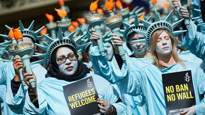 بالصور.. نشطاء يحتجون ضد ترامب أمام سفارة واشنطن في لندن