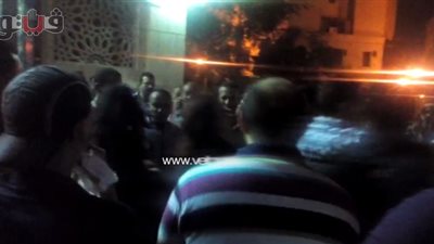 بالفيديو.. معجب لـ«نبيلة عبيد» في عزاء عمر الشريف: «يا بلبل»