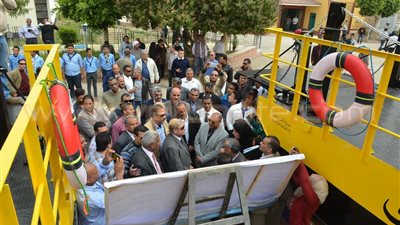 بالصور.. محافظ الإسماعيلية يدشن معديتين جديدتين بـ135 ألف جنيه