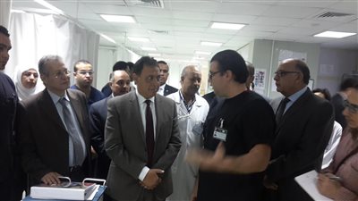 وزير الصحة يقرر صرف شهر مكافأة للعاملين بمستشفى البنك الأهلي