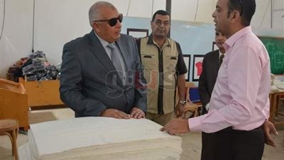 محافظ الوادي الجديد يوجه بالتأمين على العاملين بمصنع الملابس ( صور)