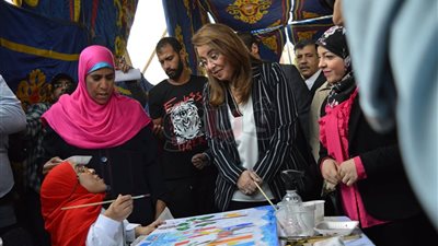 أطفال من ذوي الإعاقة يهدون وزيرة التضامن هدايا تذكارية