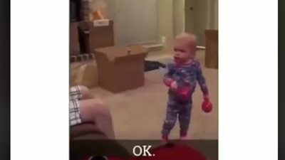 رد فعل صادم لطفلة أمسك والدها ألعابها (فيديو)