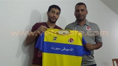 بالمستندات.. الأسيوطي يستلم شيكات انتقال ثنائي الفريق لسموحة