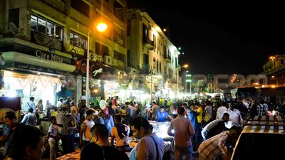 بالصور.. إقبال كثيف على محال وسط القاهرة