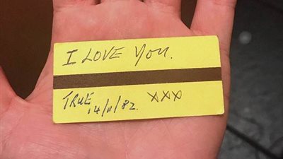 امرأة تبحث عن صاحب تذكرة مترو عمرها ٣٥ عاما (صور)