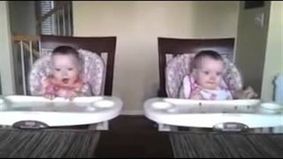 بالفيديو.. توأم يشعل مواقع التواصل بأطرف «وصلة رقص»