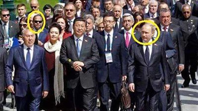 بالفيديو والصور.. رؤساء الدولة ونيران «الفبركة».. صلاة «السيسي» بدون ركوع صناعة لجان إلكترونية.. تقدم الرئيس على «بوتين» باحتفالات روسيا بالذكرى الـ70.. والوهم يضع «