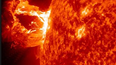 بالفيديو والصور.. عاصفة شمسية على أعتاب تدمير الأرض