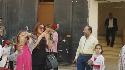 عبير صبرى تنشر فيديو من زيارتها لمجمع للاجئين بلبنان