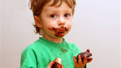 التناول المفرط للشيكولاتة يصيب الأطفال بالحساسية