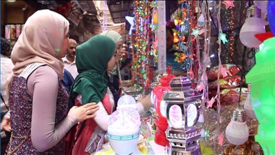 أسعار فوانيس وزينة رمضان.. ومحمد صلاح الأكثر مبيعا (فيديو)