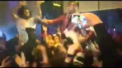 بالفيديو.. محمد رمضان يرقص مع فريق عمل «الأسطورة»