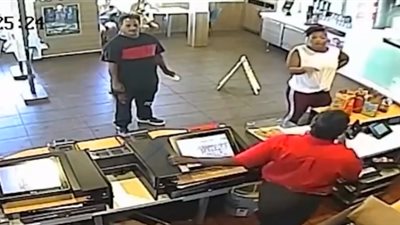 مدير ماكدونالدز يرمى خلاطا في وجه زبونة ويكسر أنفها وخدها (فيديو)