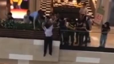شاهد ماذا فعل المتسوقون لحظة محاولة موظف الانتحار داخل مول (فيديو)