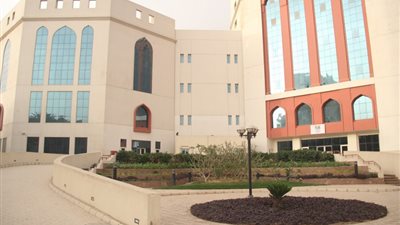 وزيرة الهجرة تزور مستشفى 